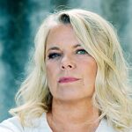 Carin Hjulström, Offer i frack