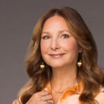 Författarfoto: Bettina Breherstein Lee, Bakom ridån