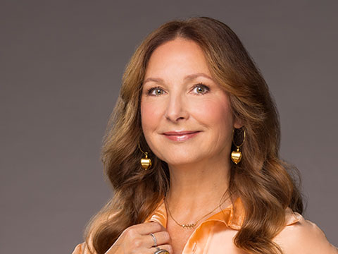 Författarfoto: Bettina Breherstein Lee, Bakom ridån