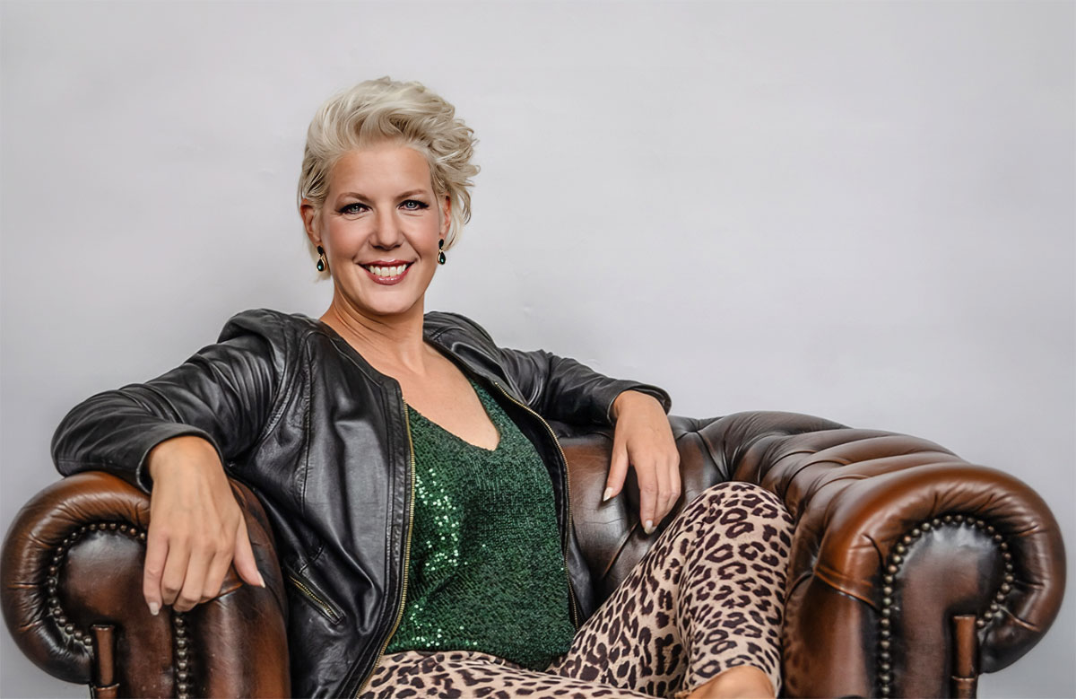 Banner: Anna Karolina, Artisten